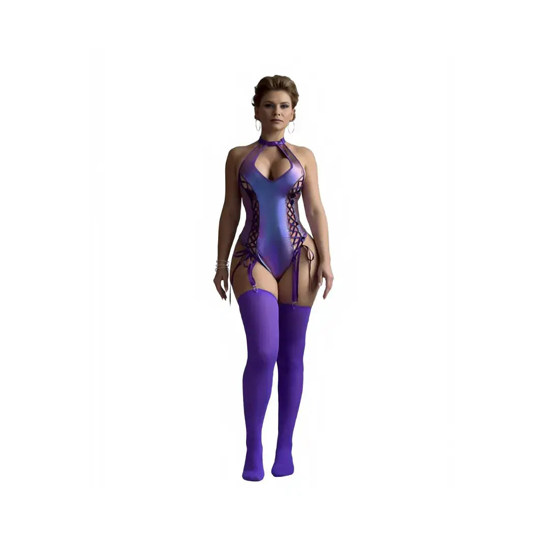 Body licou dos nu irisé à lacets, coupe string gainante avec col choker, porté avec des bas violets.