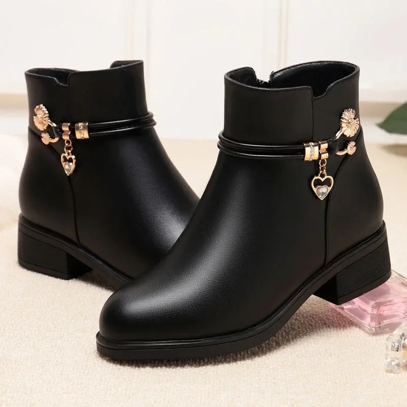 Bottines simili cuir à breloque, talon carré – Noir – vue 1