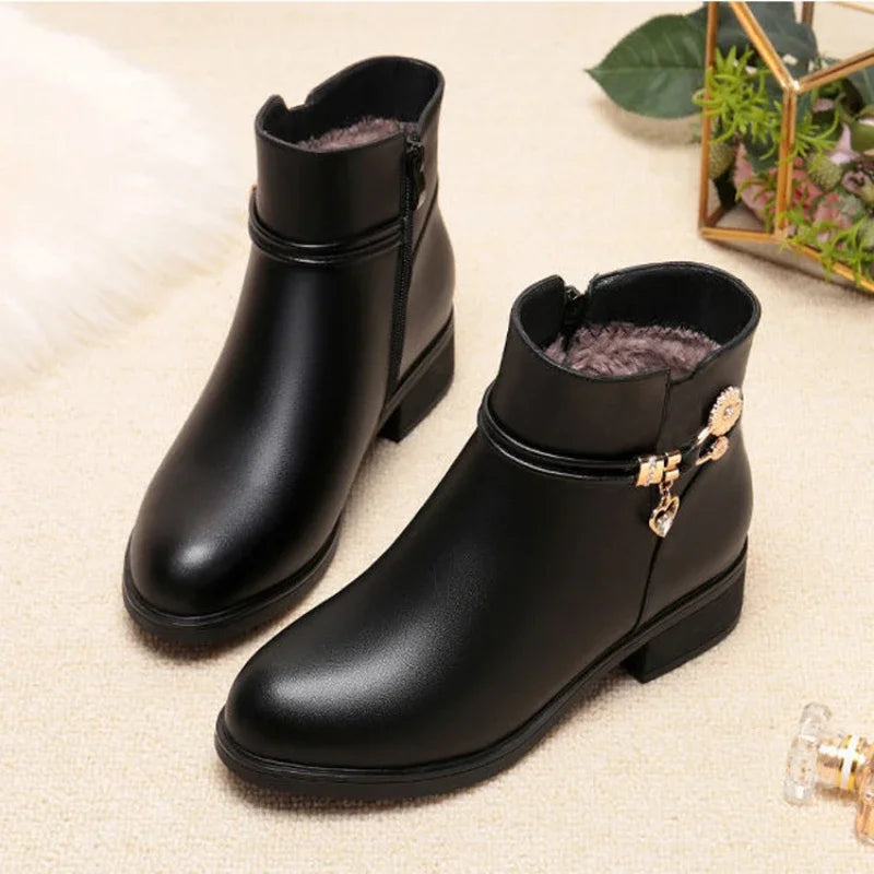 Bottines simili cuir à breloque, talon carré – Noir – Noir polaire