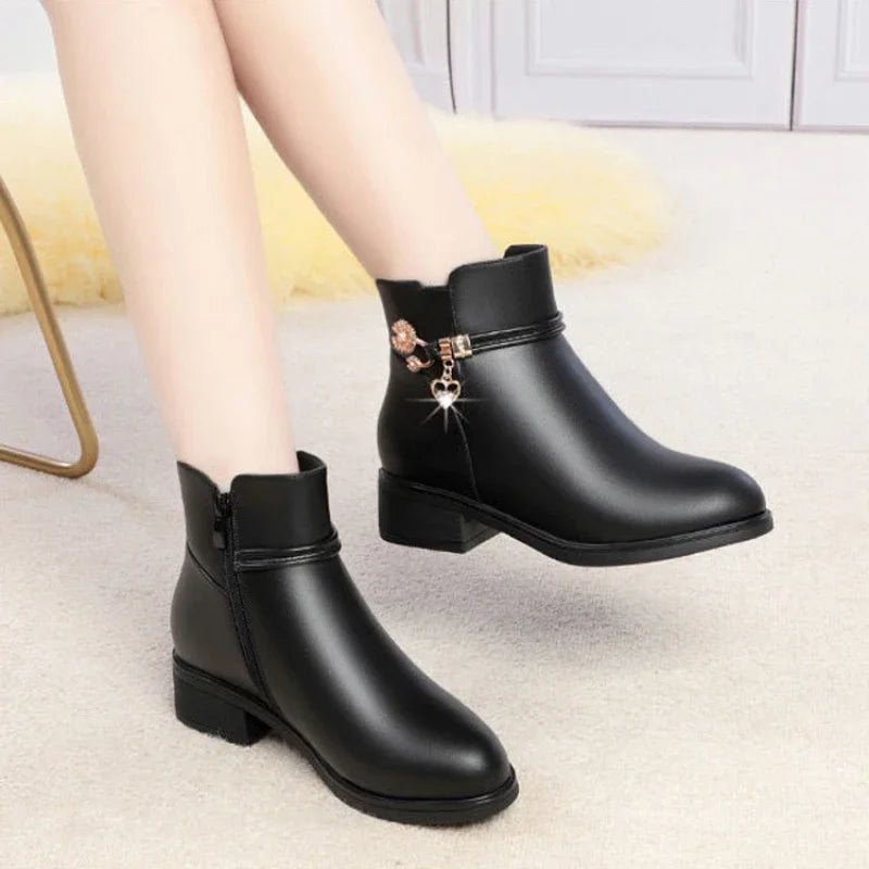 Bottines simili cuir à breloque, talon carré – Noir – vue 4