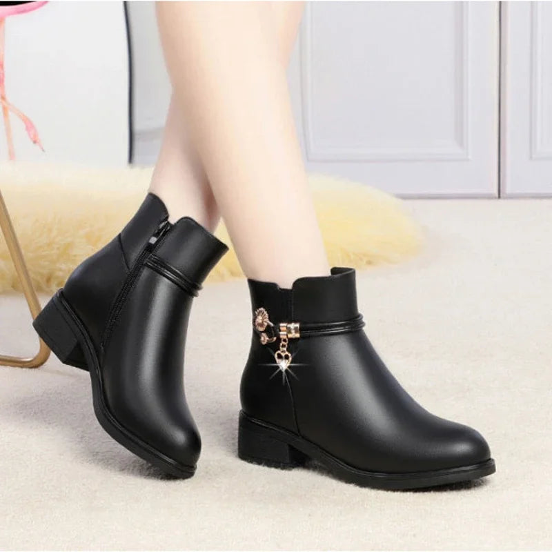 Bottines simili cuir à breloque, talon carré – Noir – Noir