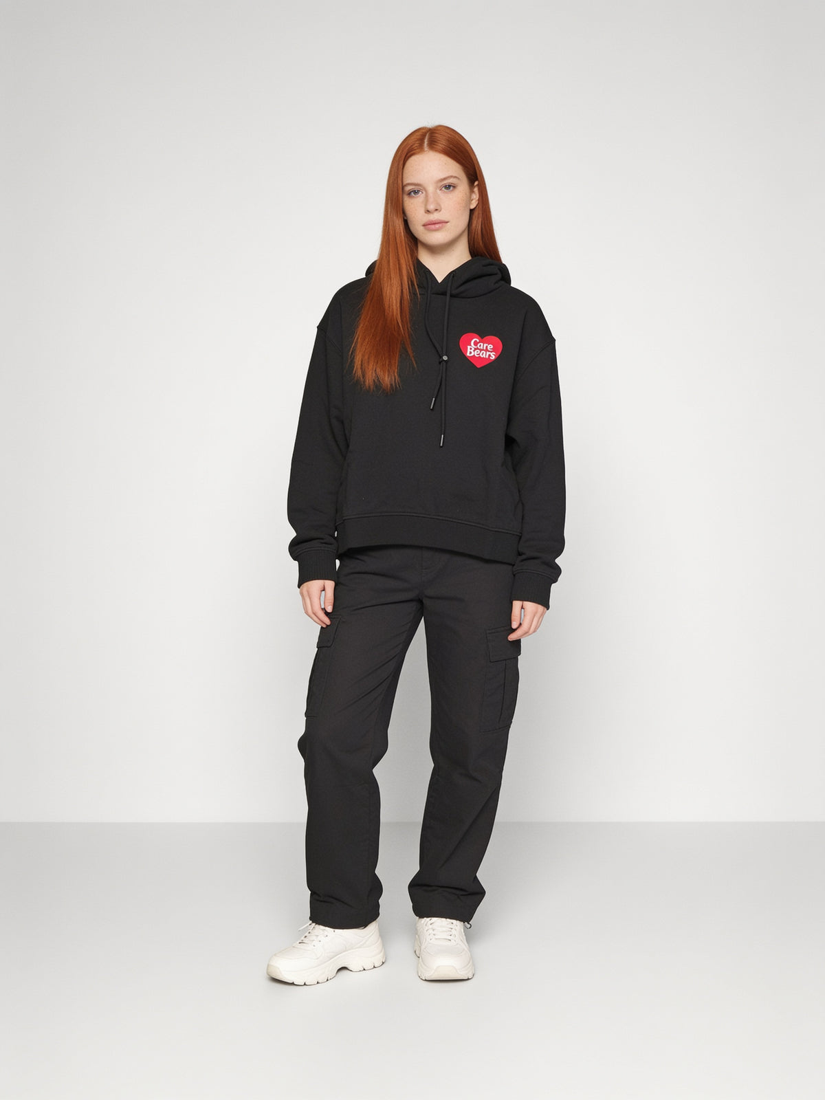 Sweat à capuche Care Bears noir porté de face