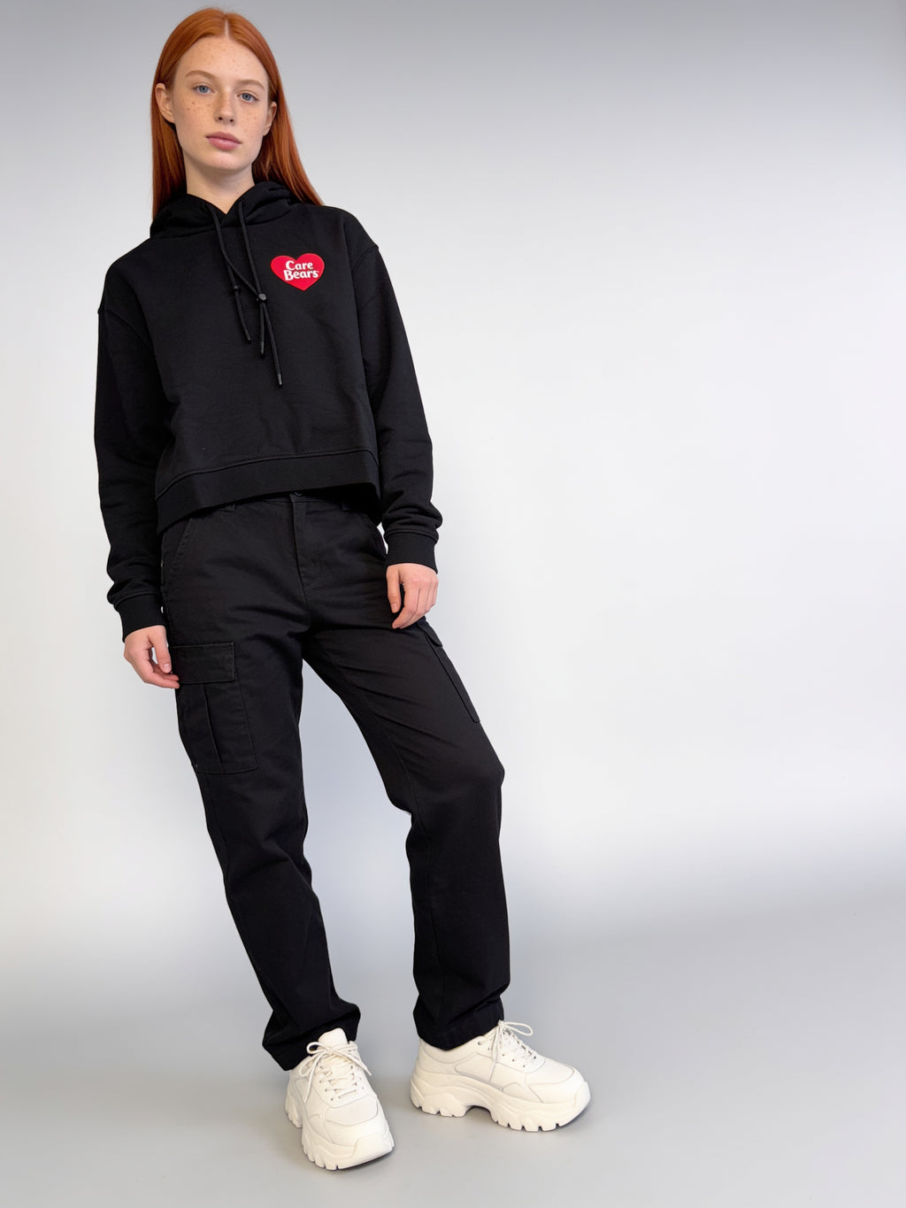 Sweat à capuche Care Bears noir porté de trois quarts