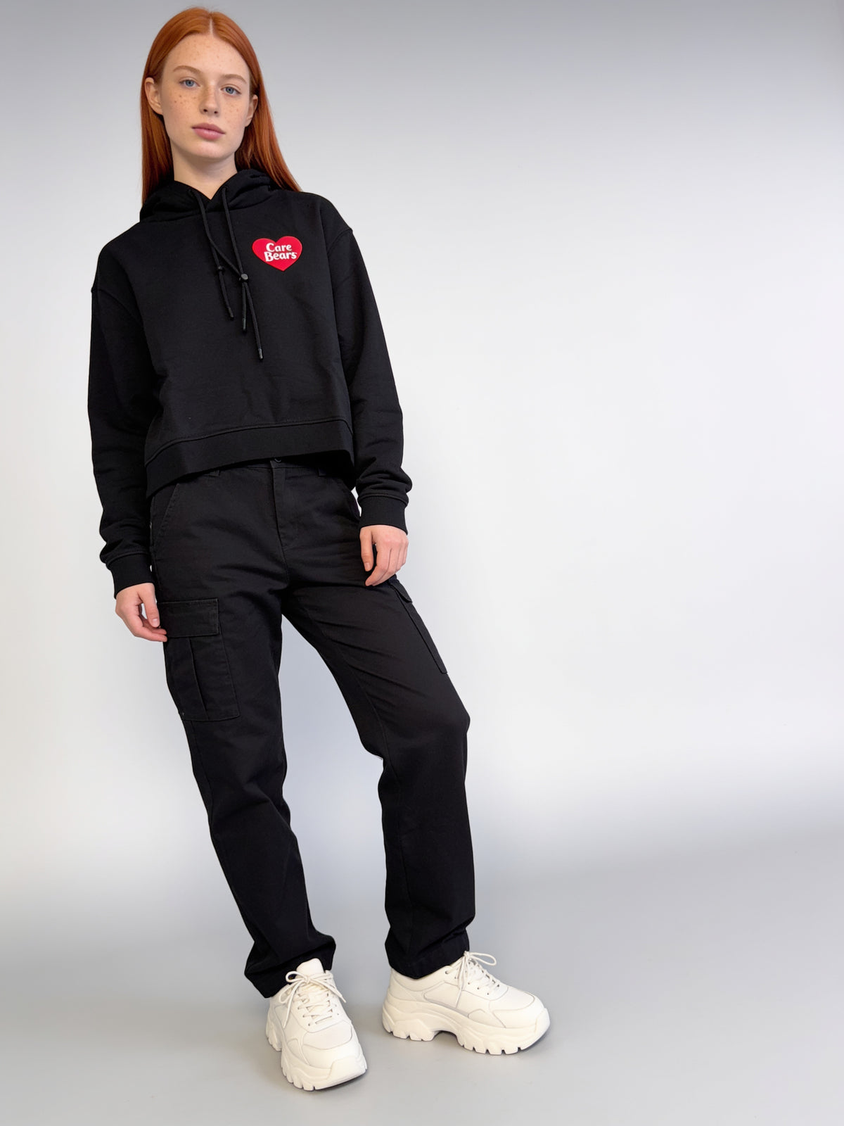 Sweat à capuche Care Bears noir porté de trois quarts