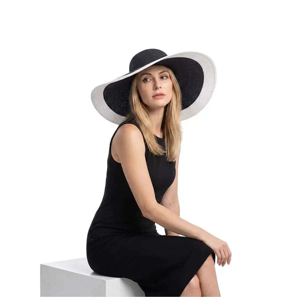 Chapeau de paille pliable à large bord Lawliet A330, LSDLBoutique, noir et blanc, porté par une femme en robe noire