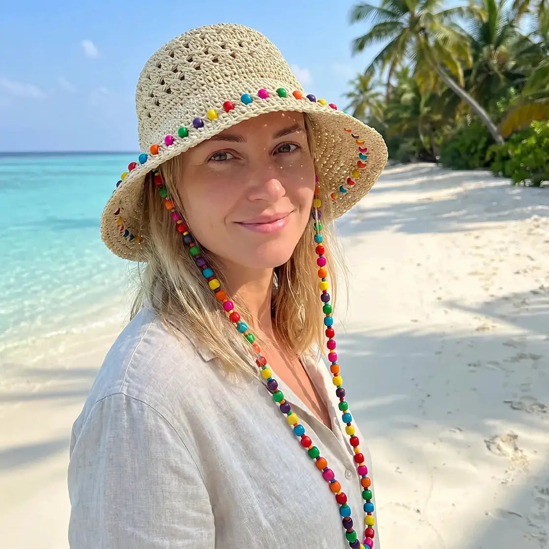 Chapeau seau en polyester tressé beige avec bordure à perles multicolores et cordons décoratifs