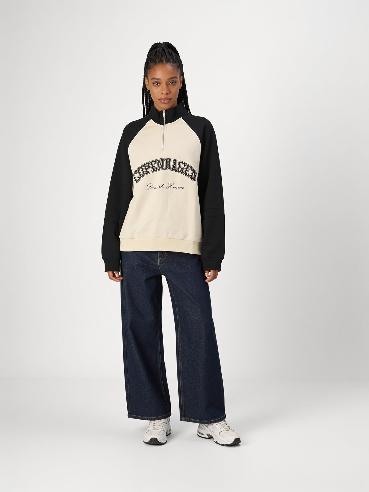 Sweat col zippé Copenhagen sable et noir porté de face