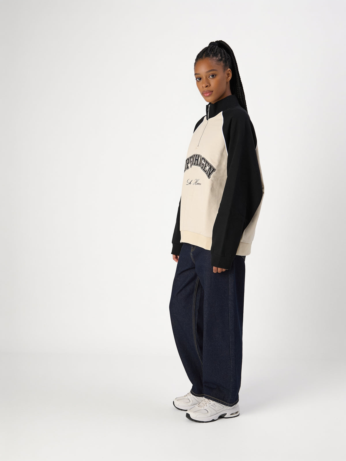 Sweat col zippé Copenhagen sable et noir porté de trois quarts