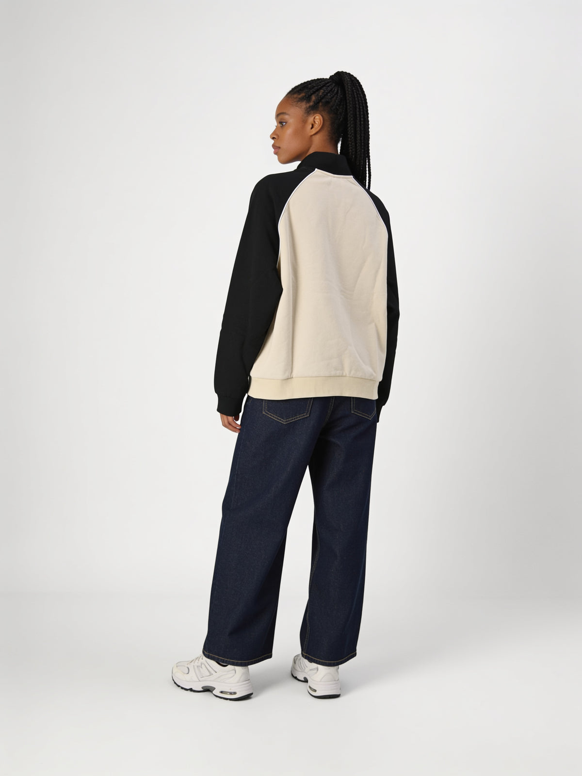 Sweat col zippé Copenhagen sable et noir porté de dos