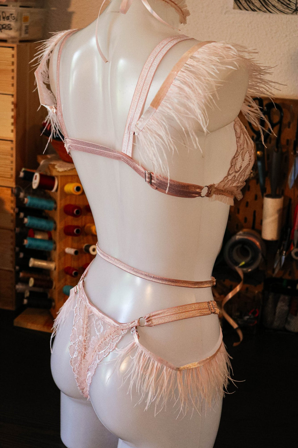 Ensemble Valkyrie vu de profil sur mannequin, plumes d'autruche amovibles