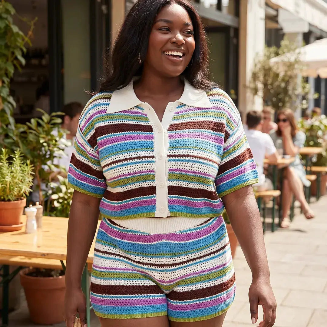 Ensemble maille crochet rayé polo et short Samia, col blanc et bandes multicolores, Les Secrets de Léa, vêtement femme