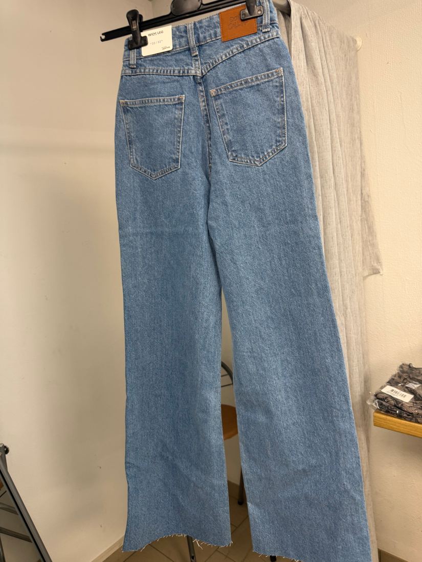 Jean large taille haute bleu jean déchiré aux genoux, neuf avec étiquette