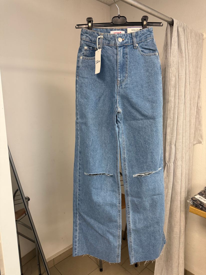 Jean large taille haute bleu jean déchiré aux genoux, neuf avec étiquette