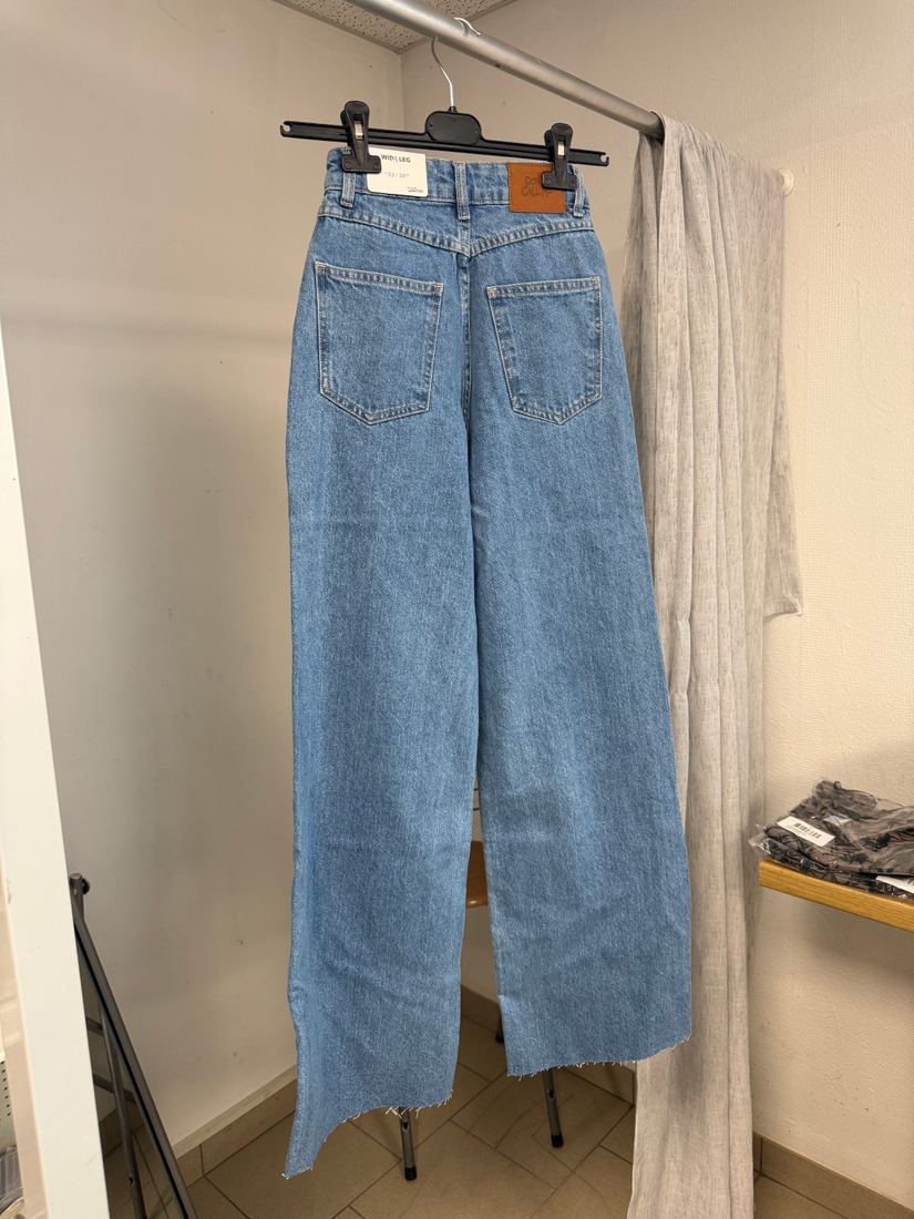 Jean large taille haute bleu jean déchiré aux genoux, neuf avec étiquette