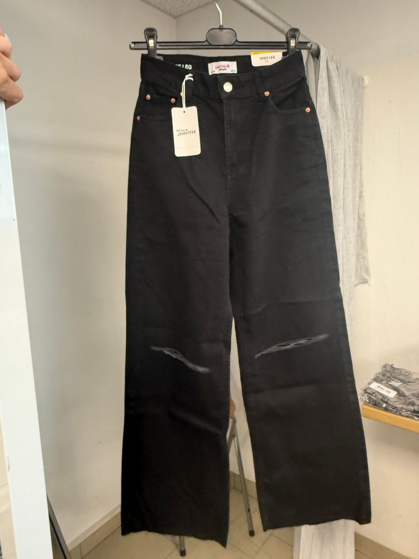 Jean noir large taille haute avec déchirures effet usé aux genoux