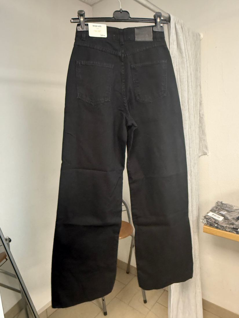 Jean noir large taille haute avec déchirures effet usé aux genoux