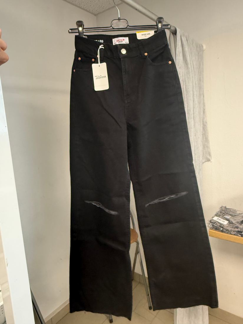 Jean noir large taille haute avec déchirures effet usé aux genoux
