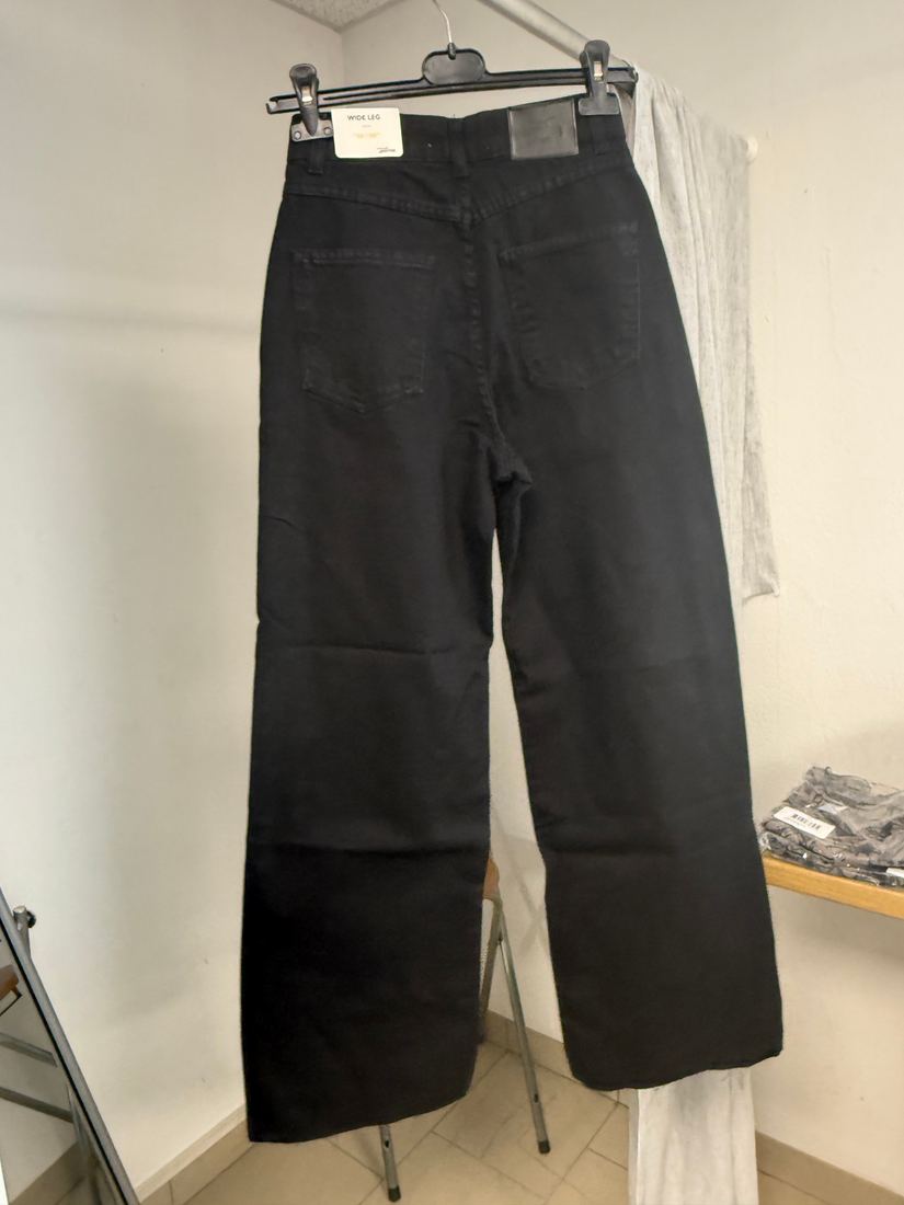 Jean noir large taille haute avec déchirures effet usé aux genoux