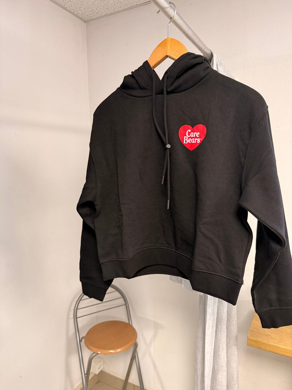 Sweat à capuche Care Bears noir avec cœur rouge imprimé