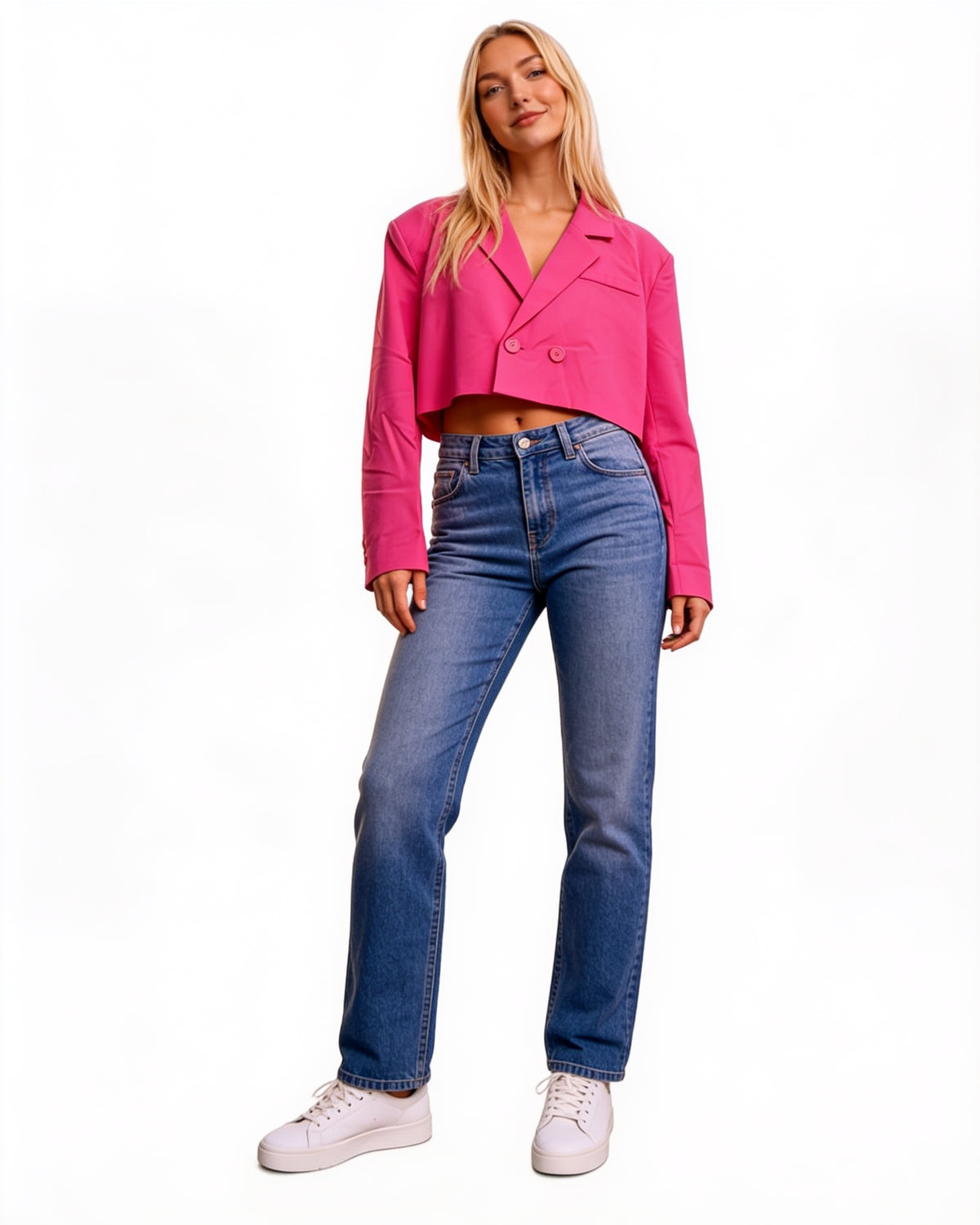 Blazer crop rose fuchsia col tailleur cranté Don't Call Me, portée, fond blanc