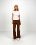 Pantalon flare côtelé marron clair taille haute Jennyfer, portée, fond blanc