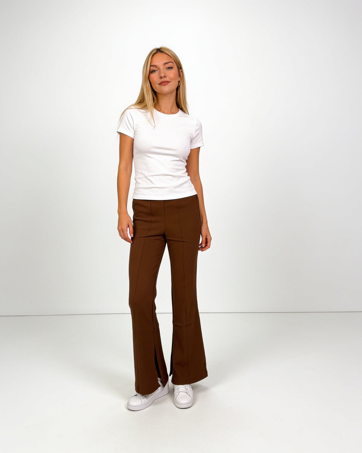 Pantalon flare côtelé marron clair taille haute Jennyfer, portée, fond blanc