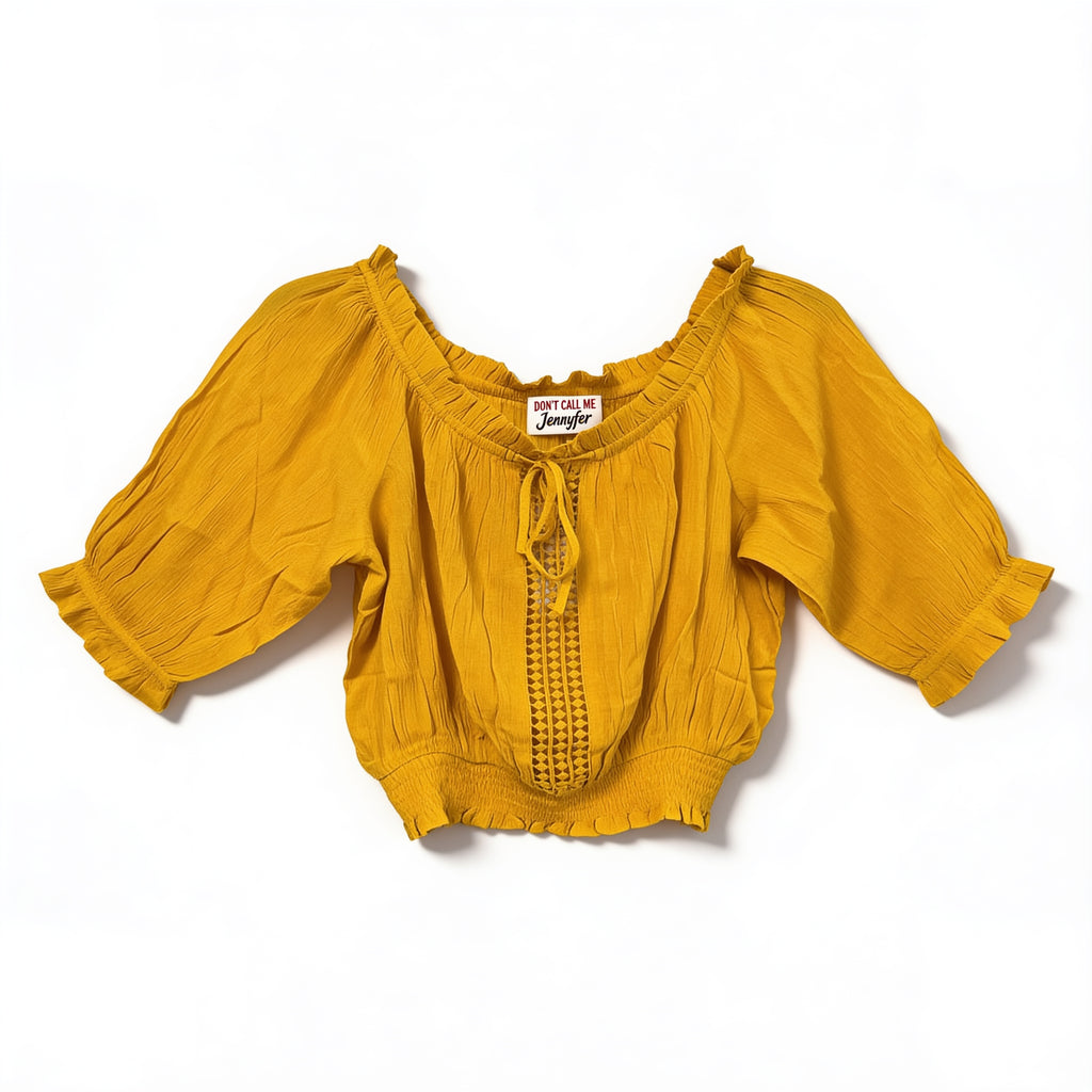 Blouse crop jaune moutarde – dentelle et laçage bardot, présenté à plat sur fond blanc