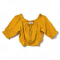 Blouse crop jaune moutarde – dentelle et laçage bardot, présenté à plat sur fond blanc