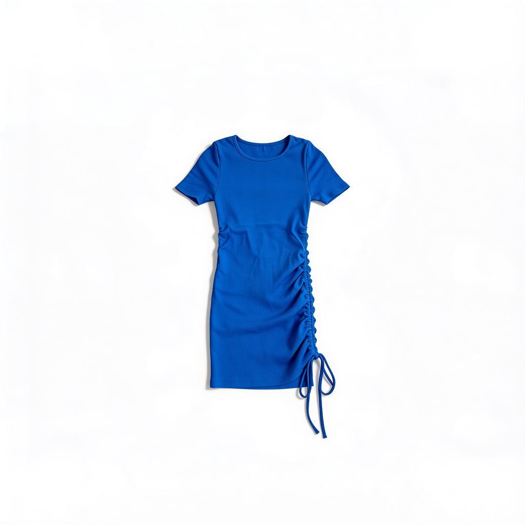 Robe t-shirt côtelée bleue – fronces et cordons réglables, présenté à plat sur fond blanc