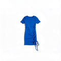 Robe t-shirt côtelée bleue – fronces et cordons réglables, présenté à plat sur fond blanc