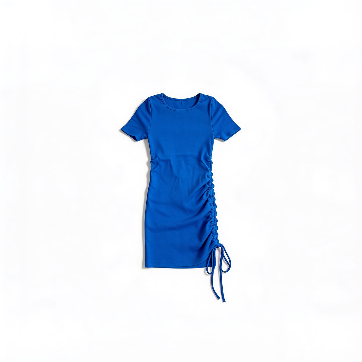 Robe t-shirt côtelée bleue – fronces et cordons réglables, présenté à plat sur fond blanc