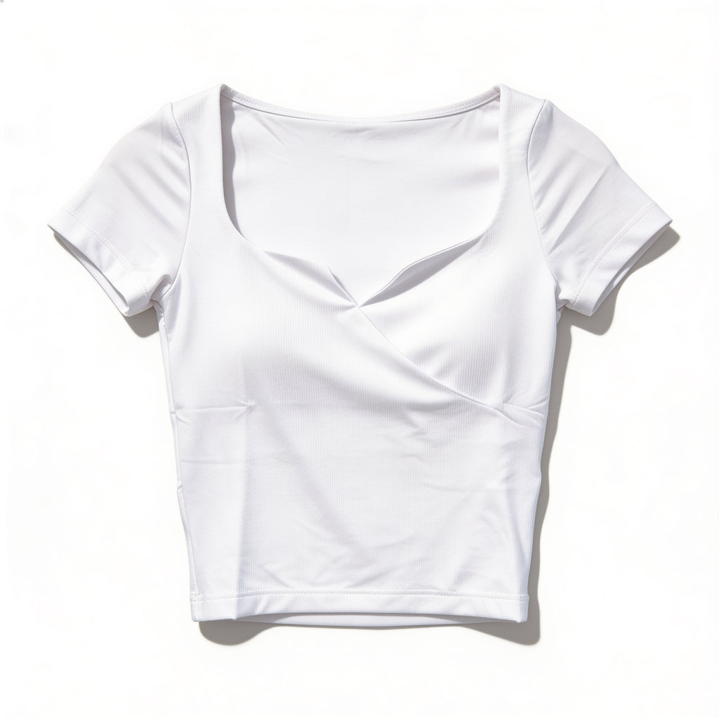 T-shirt crop top blanc – col cœur asymétrique côtelé, présenté à plat sur fond blanc