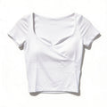 T-shirt crop top blanc – col cœur asymétrique côtelé, présenté à plat sur fond blanc