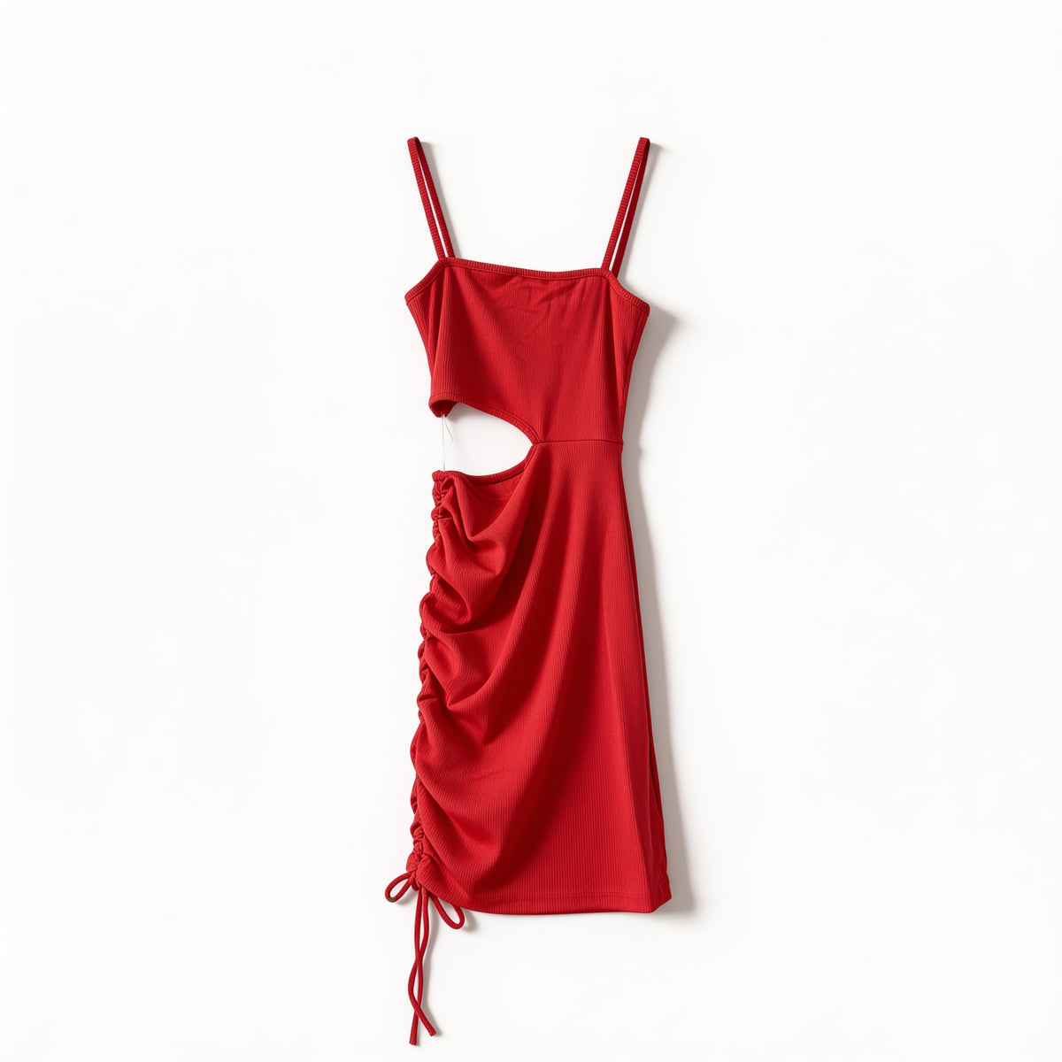 Robe rouge côtelée – découpe taille et jupe froncée, présenté à plat sur fond blanc