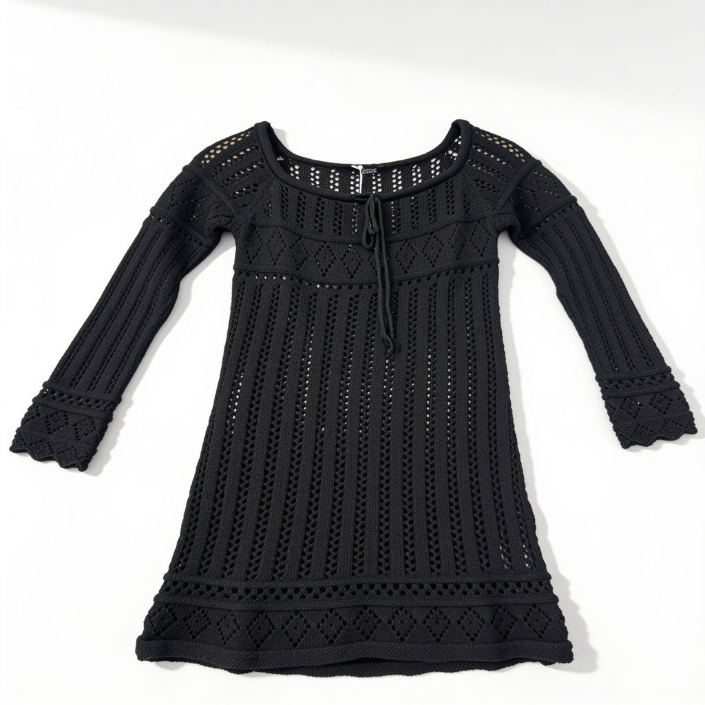 Robe pull crochet ajouré noire – col lacé Jennyfer, présenté à plat sur fond blanc