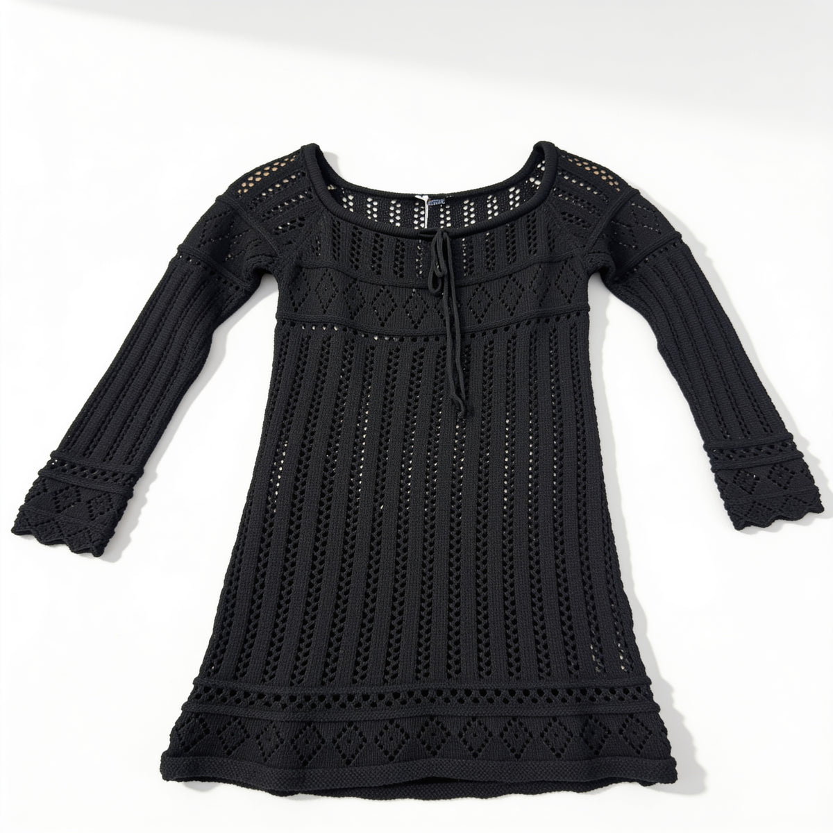 Robe pull crochet ajouré noire – col lacé Jennyfer, présenté à plat sur fond blanc