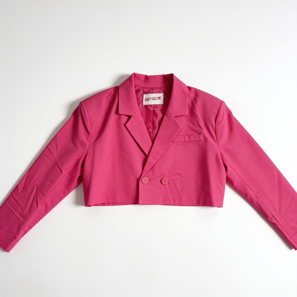 Blazer crop rose fuchsia – col tailleur cranté Don't Call Me, présenté à plat sur fond blanc