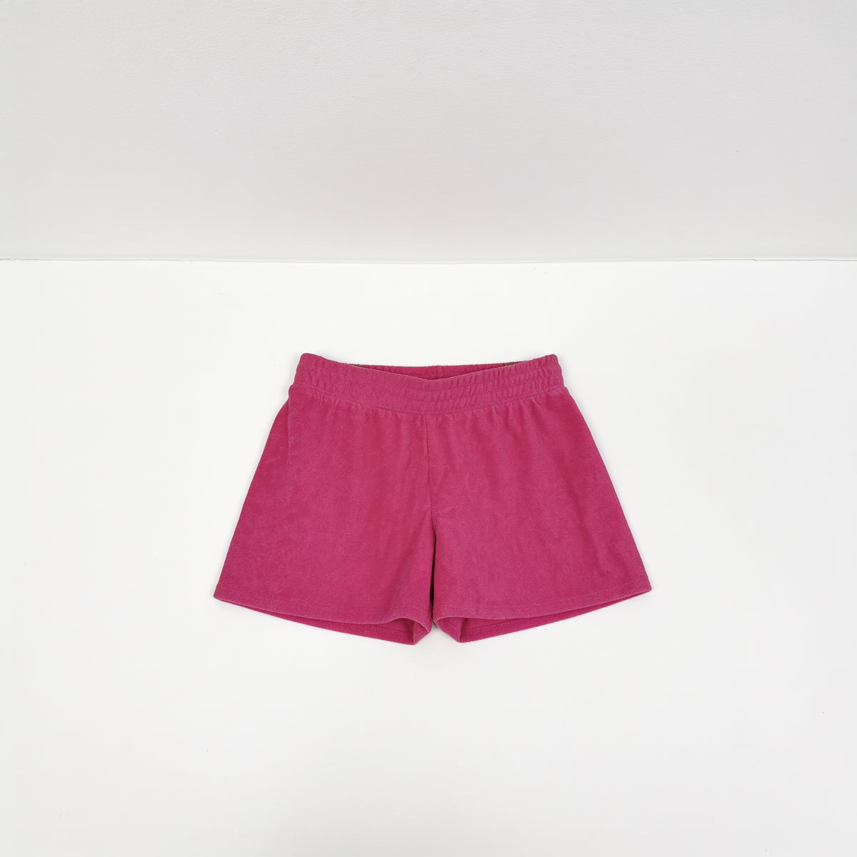 Short éponge rose fuchsia – taille haute froncée Jennyfer, présenté à plat sur fond blanc