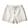 Short blanc en broderie anglaise – ceinture cordon pompons, présenté à plat sur fond blanc