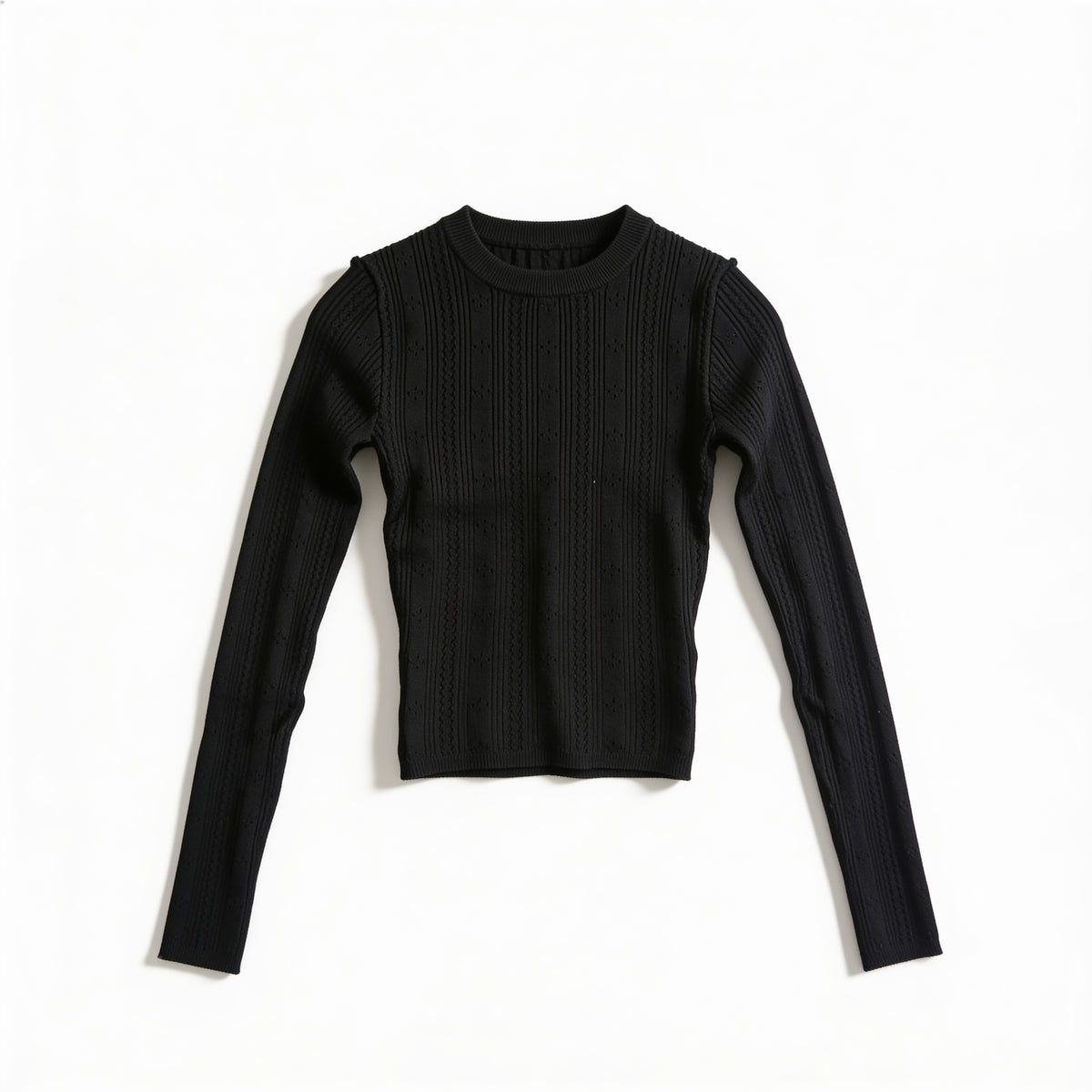 Pull crop noir – maille côtelée ajourée à rayures, présenté à plat sur fond blanc