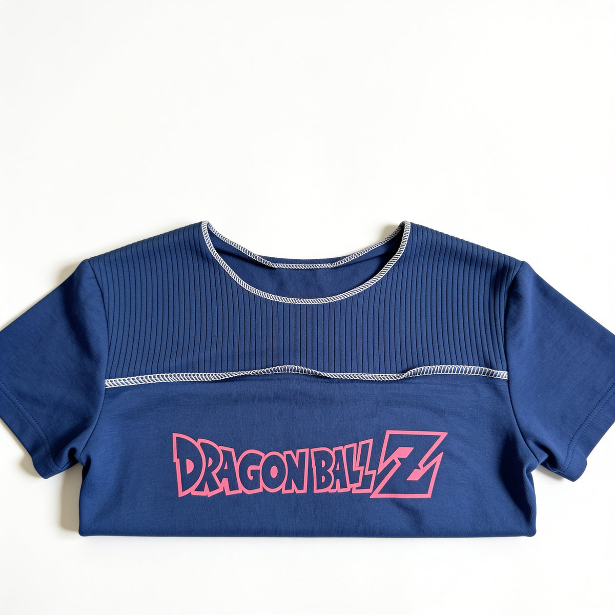 T-shirt côtelé bleu marine – imprimé Dragon Ball Z rose, présenté à plat sur fond blanc