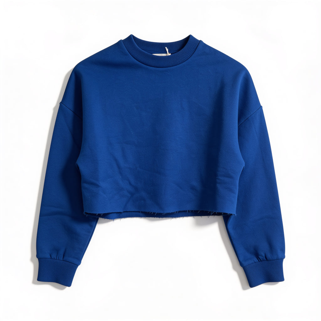 Sweat crop top bleu indigo – col côtelé et bas brut effet frangé, présenté à plat sur fond blanc