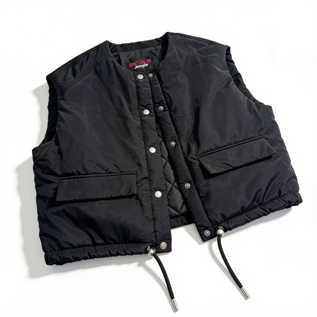 Gilet sans manches matelassé noir – coupe cropped Jennyfer, présenté à plat sur fond blanc