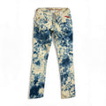 Jean slim tie and dye bleu et écru – taille basse, présenté à plat sur fond blanc