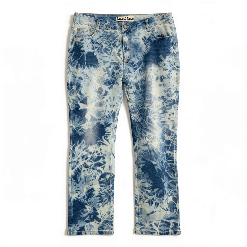 Jean droit tie-and-dye – effet nuage bleu et blanc, présenté à plat sur fond blanc