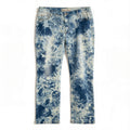 Jean droit tie-and-dye – effet nuage bleu et blanc, présenté à plat sur fond blanc