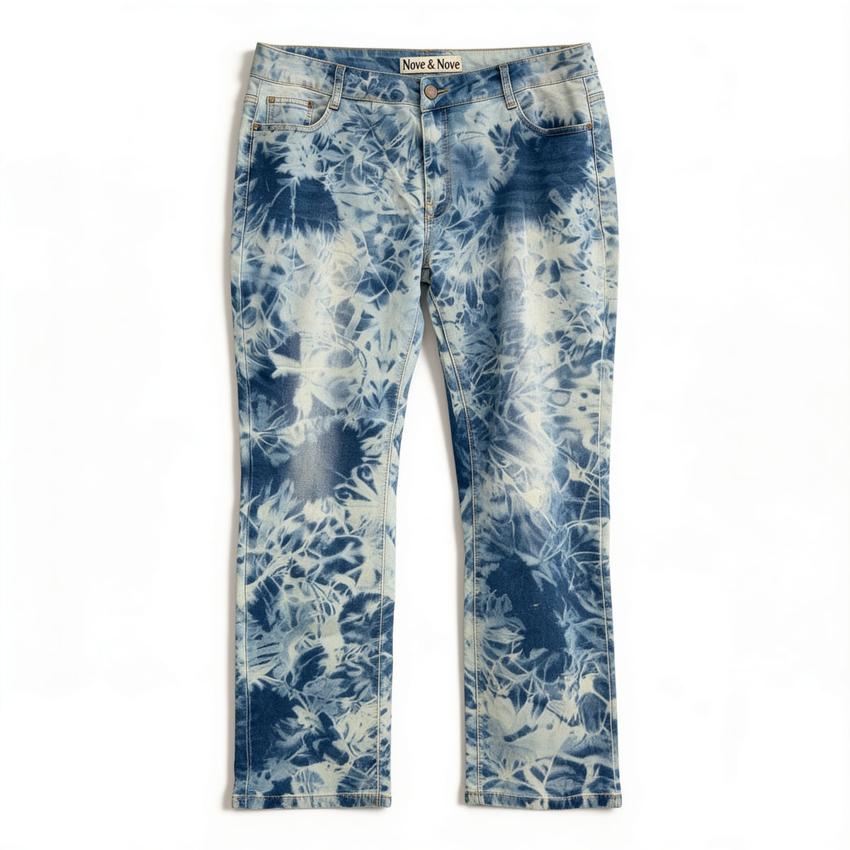 Jean droit tie-and-dye – effet nuage bleu et blanc, présenté à plat sur fond blanc