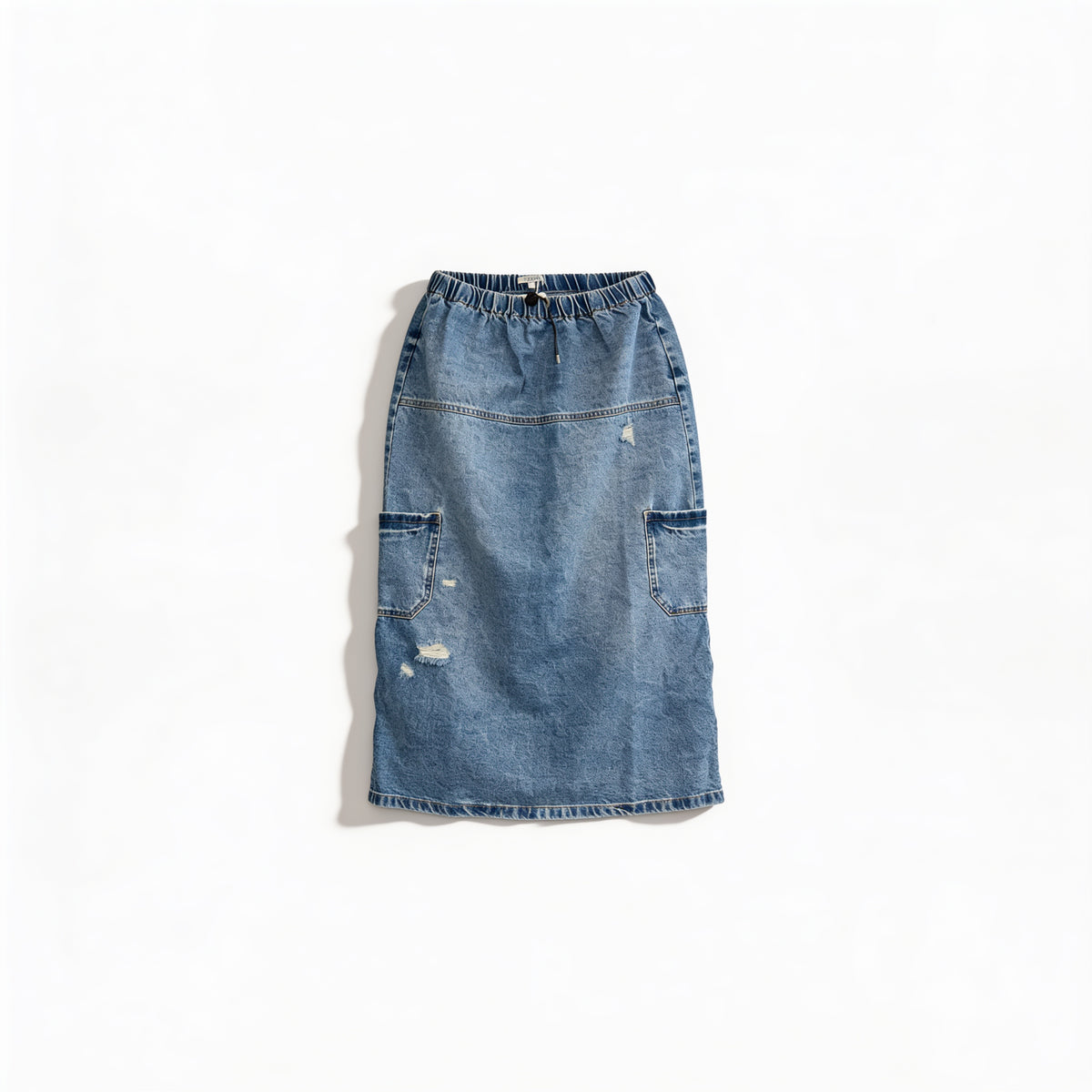 Jupe midi en jean délavé – poches cargo et fente dos, présenté à plat sur fond blanc