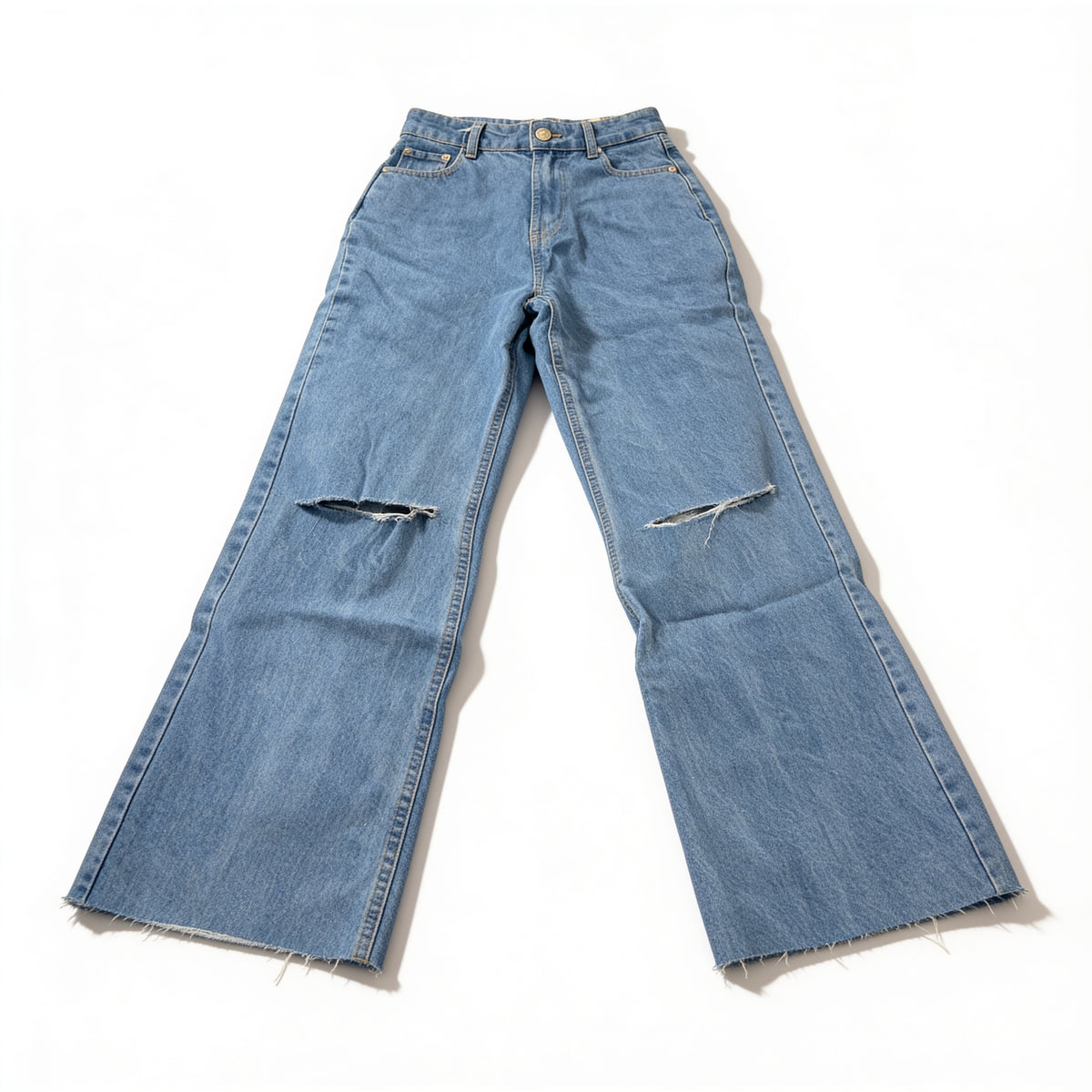 Jean large déchiré taille haute – bleu délavé clair, patch cuir, présenté à plat sur fond blanc