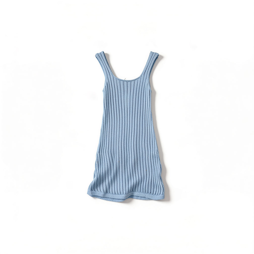 Robe débardeur bleu ciel – maille ajourée côtelée, présenté à plat sur fond blanc